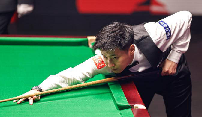 桂冠, 战马克, 妞儿